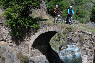  dois homens andando de bicicleta de montanha 